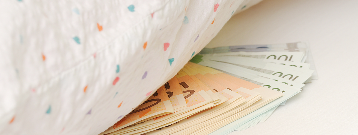 Banner - Guardar dinheiro em casa ou em uma instituição financeira?