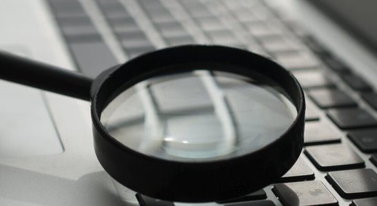 lupa sobre teclado de laptop