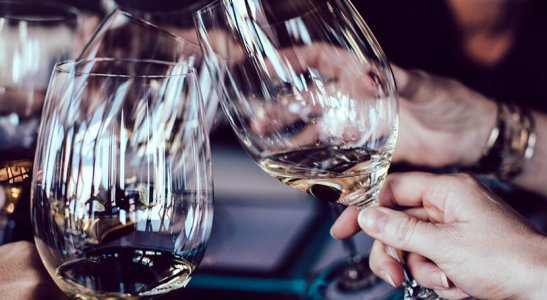 mão com taças fazendo um brinde