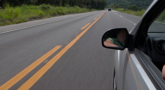 Viajar de carro para destinos mais próximos é a tendência para estas férias de verão