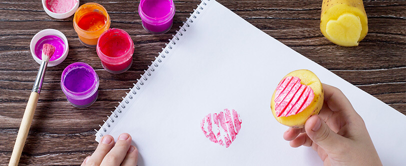 carimbo de coração feito com batatas