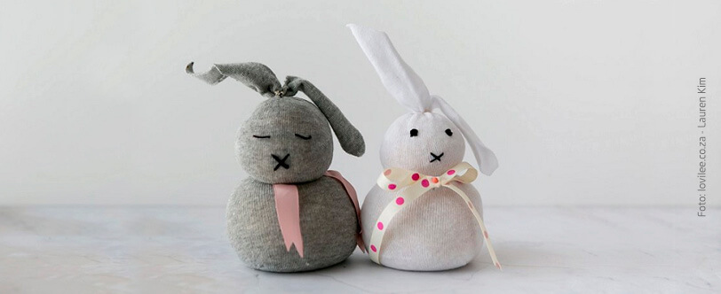 2 coelhos feitos com meias