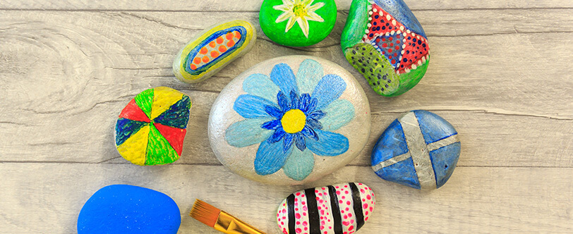 pedras pintadas e decoradas