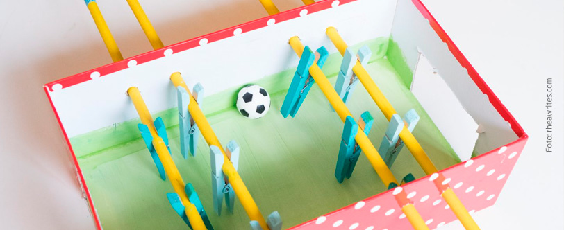 futebol de mesa (penbolim) feito com caixa de sapato decorada, prendedores de roupa e palitos de churrasco