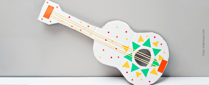 violão criado de papelão branco pintado e decorado