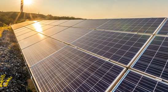 Painéis de energia solar ajudam a economizar energia no verão