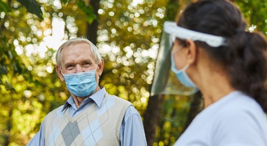 Confira como implementar, tipos de ações sociais e exemplos cooperativos.