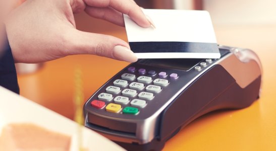 tipos de consumidor com o cartão na mão